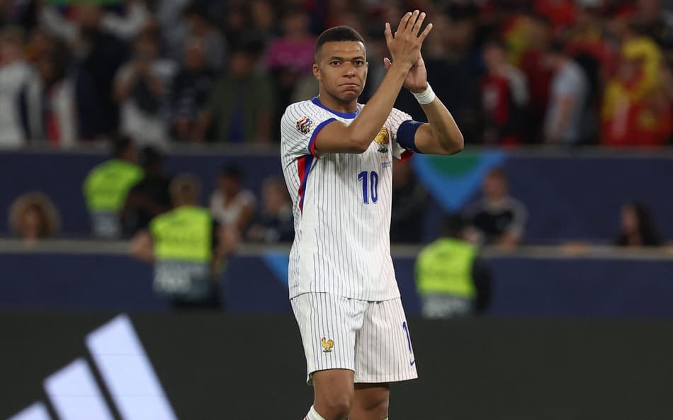 Mbappé aplaude incentivo da torcida após derrota da França para a Espanha