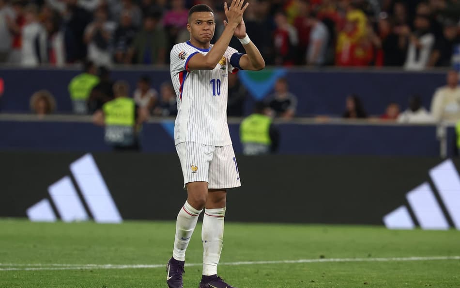 Mbappé aplaude incentivo da torcida após derrota da França para a Espanha