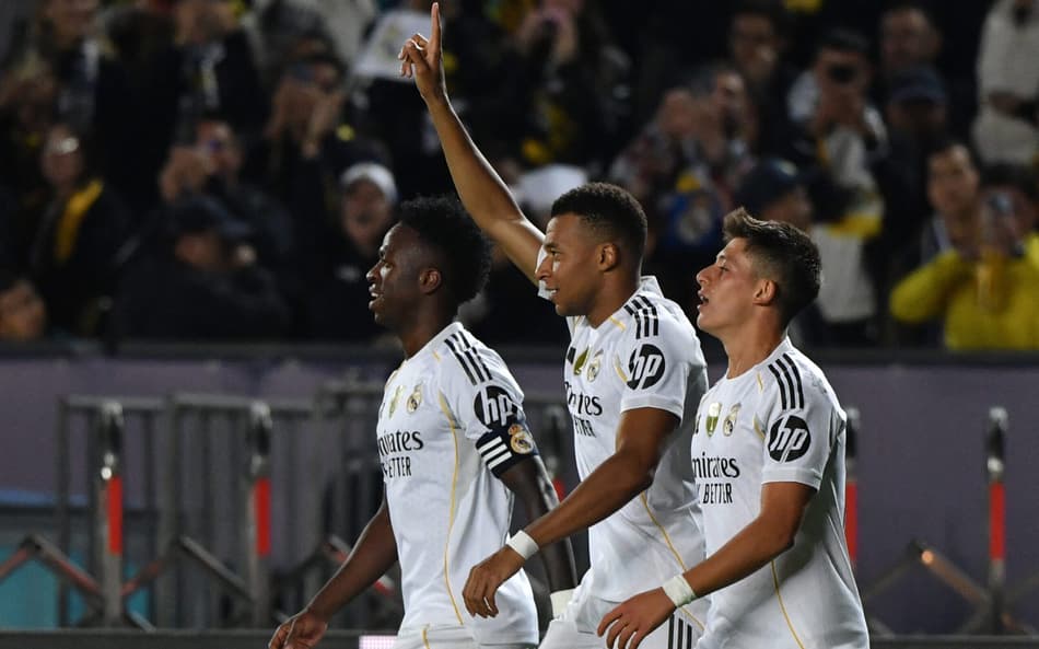 Mbappé comemora gol marcado pelo Real Madrid contra o Kairat, na Champions League