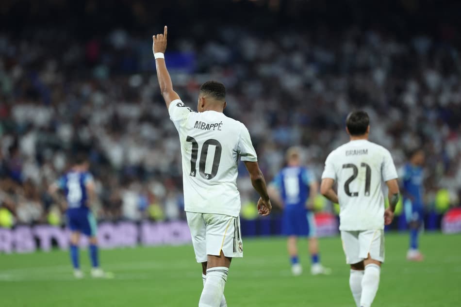 Mbappé comemorando o gol marcado na Champions League no jogo contra o Marseille (Foto: Thomas Coex/AFP)