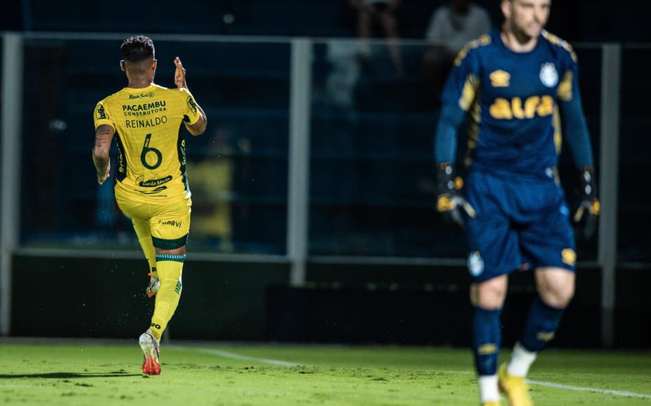 Reinaldo comemora segundo gol do Mirassol em goleada sobre o Grêmio. (Foto: Pedro Zacchi/Agência Mirassol)