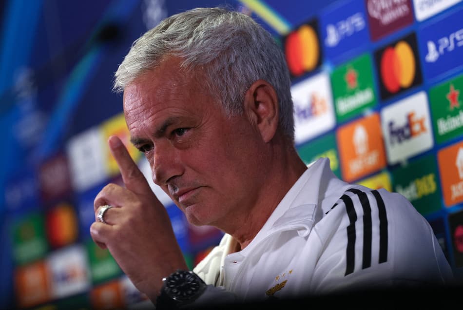 Jose Mourinho na coletiva de imprensa em Stamford Bridge, antes da partida do Benfica, contra o Chelsea, pela Champions League (Foto: Adrian Dennis / AFP)