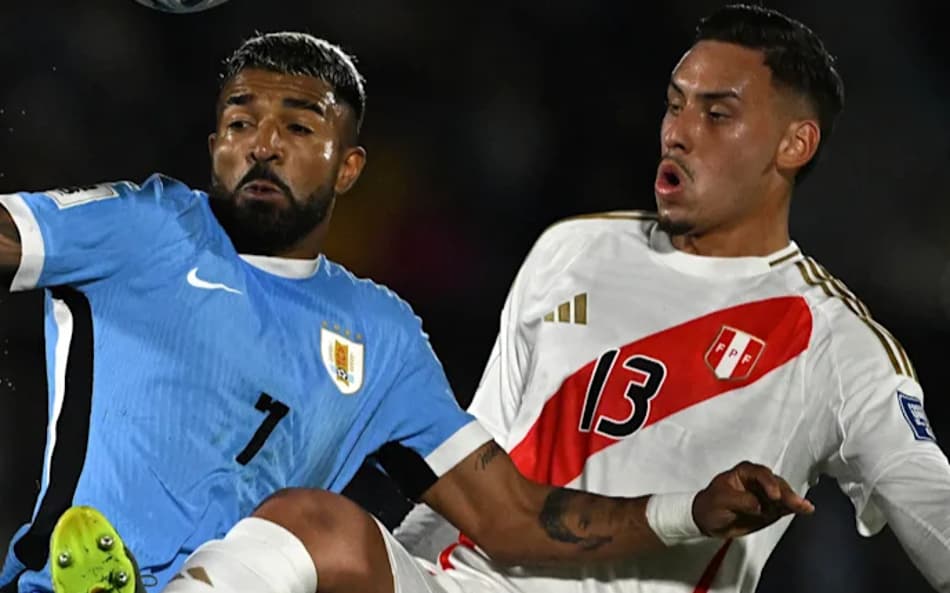 Noriega em disputa de bola no jogo do Peru contra o Uruguai. (Foto: Eitan Abramovich/Getty Images/AFP)