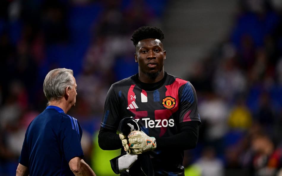Onana durante aquecimento para o jogo entre Lyon e Manchester United, pela Liga Europa
