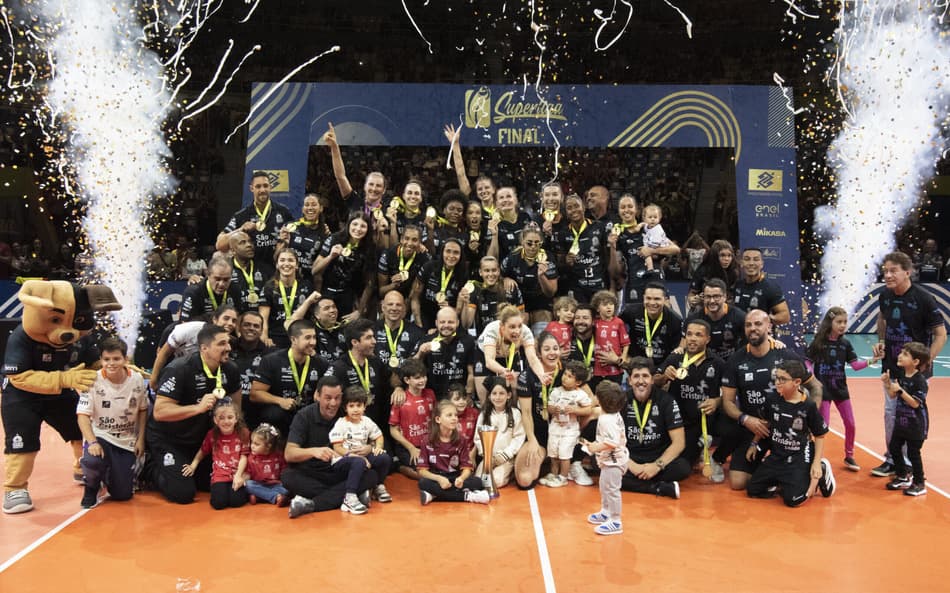 Jogadoras e comissão técnica do Osasco celebram o título da Superliga