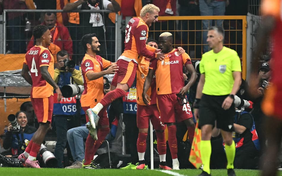 Osimhen comemora gol com companheiros do Galatasaray sobre o Liverpool, na Champions League