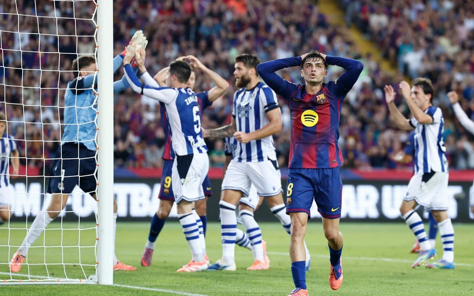 Pedri em ação pelo Barcelona na partida contra o Real Sociedad no Campeonato Espanhol (Foto: Josep Lago / AFP)
