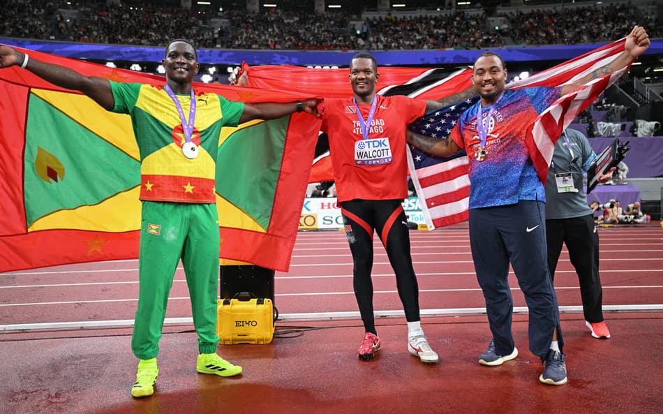 Pódio de lançamento de dardo no Mundial de Atletismo 2025 (Foto: Kirill Kudryavstev/AFP)
