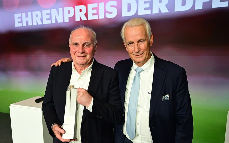 Presidente do Bayern, Uli Hoeness, recebe prêmio da Liga Alemã de Futebol (Foto: Reprodução Bayern / X)