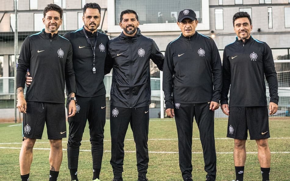 Ramón Díaz e sua comissão técnica na chegada ao Olimpia, em julho