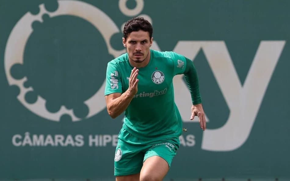 Raphael Veiga durante treino do Palmeiras na Academia de Futebol