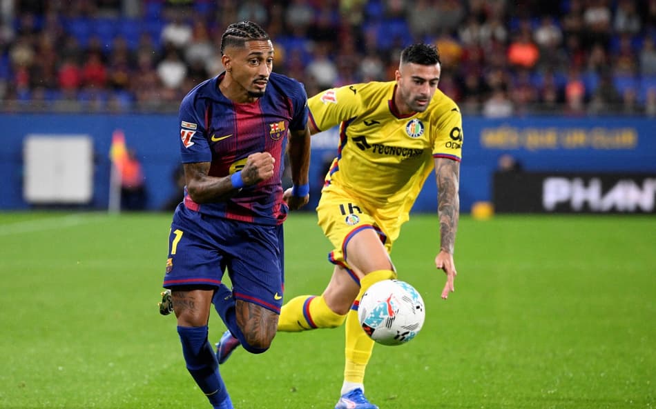 Raphinha em ação no duelo contra o Getafe (Foto: Josep Lago/AFP)