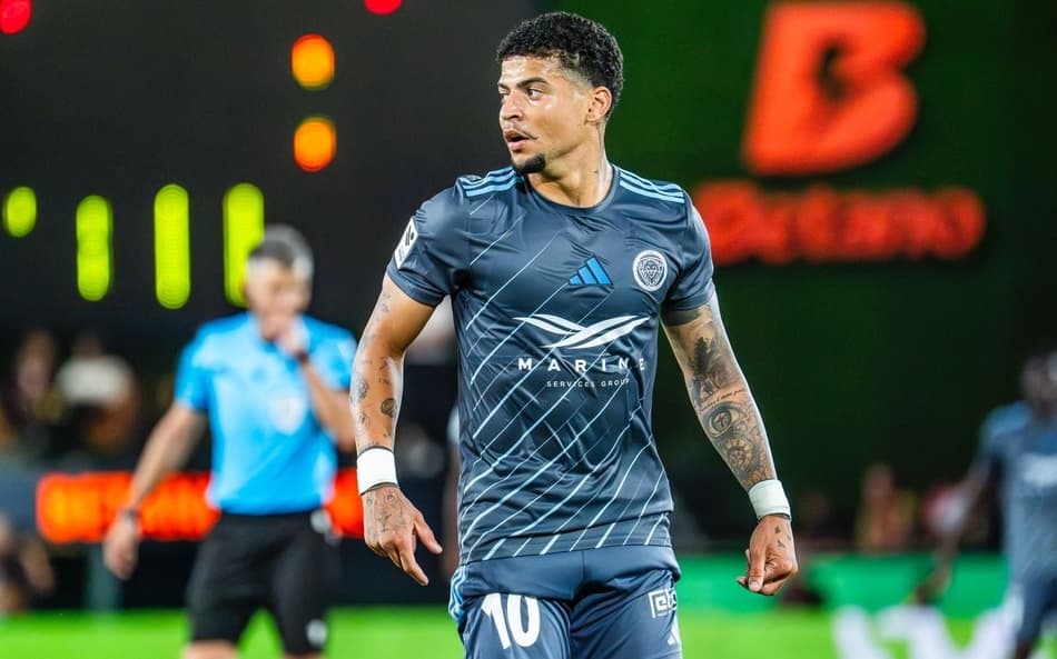 Reginaldo Ramires em ação pelo Riga, da Letônia (Foto: Divulgação)
