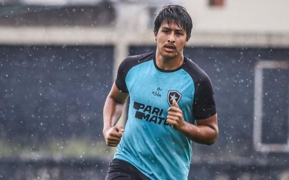 Rhenzo em ação pelo Botafogo durante passagem pelo Alvinegro, em 2023