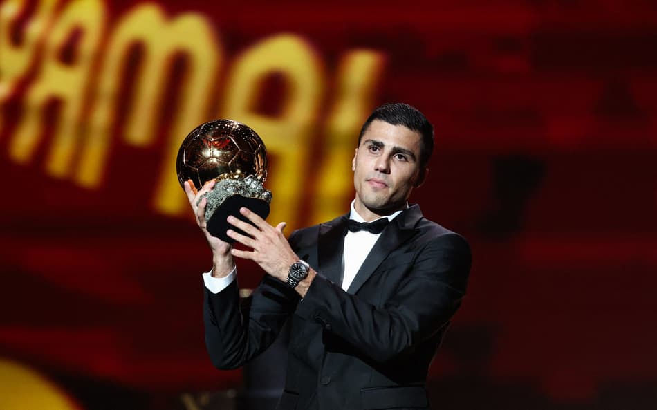 Rodri recebe a Bola de Ouro 2024