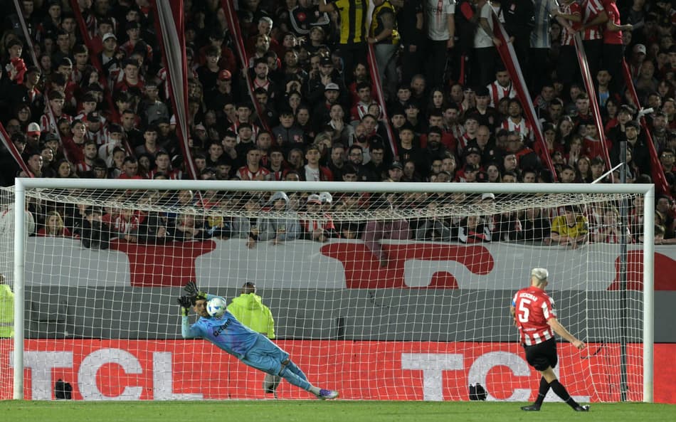 Rossi defende pênalti decisivo em classificação do Flamengo contra o Estudiantes na Libertadores (Foto: Juan Mabromata/AFP)