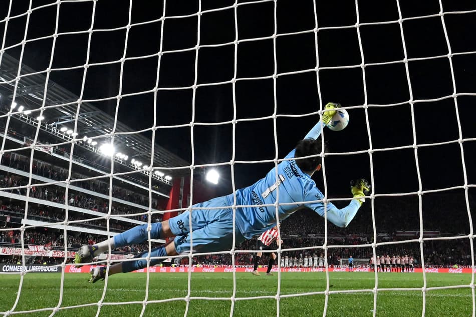 Rossi defendendo pênalti em Estudiantes x Flamengo