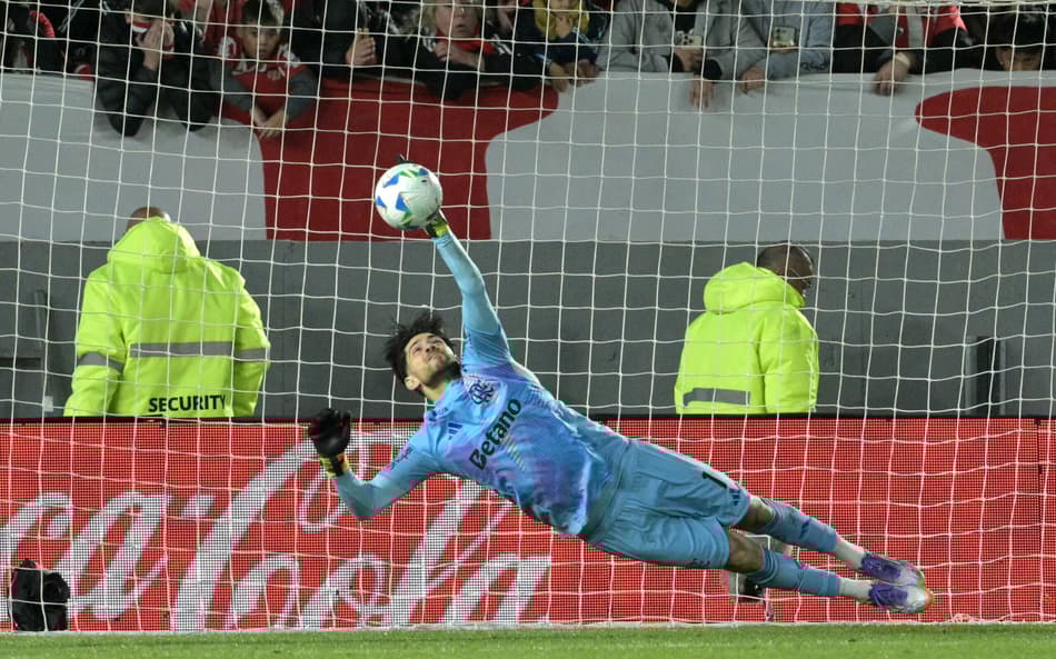 Rossi foi o herói da classificação rubro-negra (Foto: Juan Mabromata/AFP)
