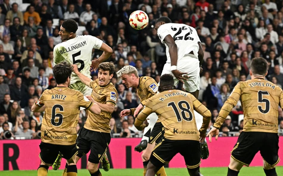 Rüdiger desvia bola ded cabeça e marca o gol da classificação do Real Madrid sobre a Real Sociedad, pela Copa do Rei
