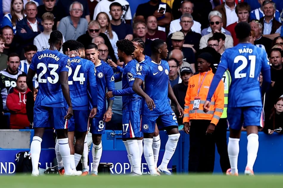Jogadores do Chelsea comemoram gol de Enzo Fernández na Premier League (Foto: HENRY NICHOLLS / AFP)