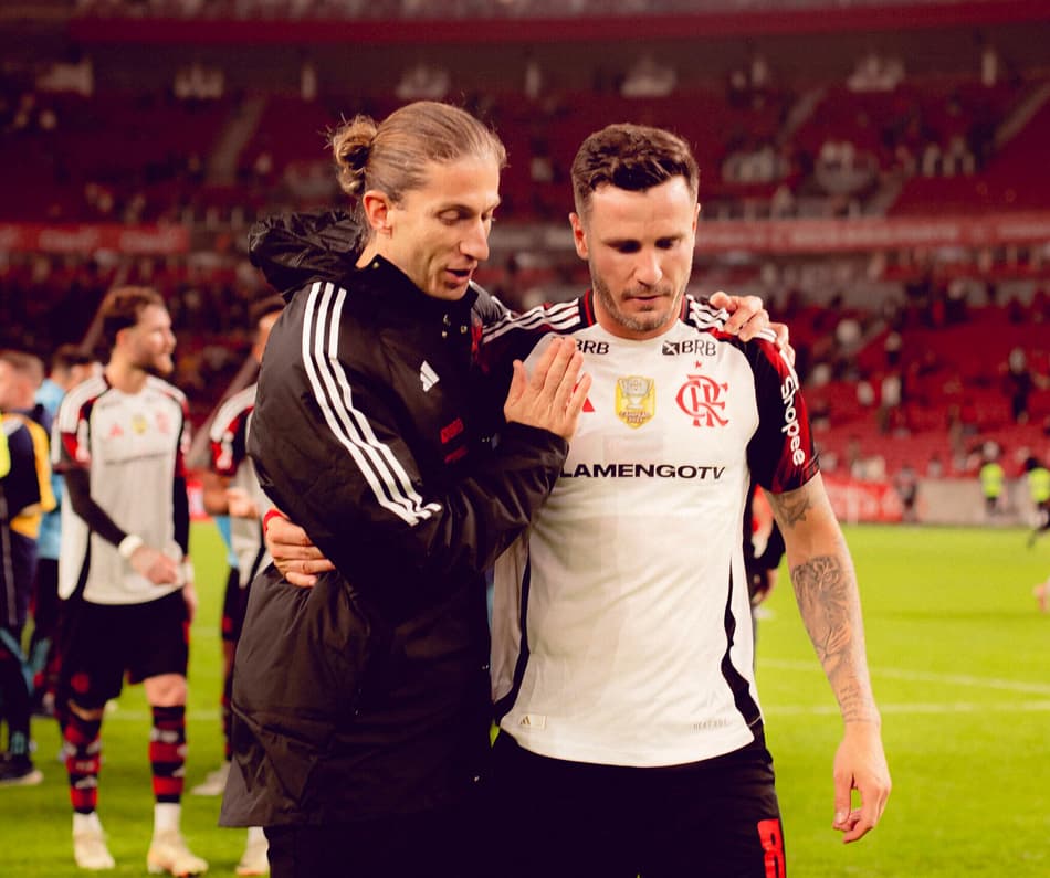 Saúl e Filipe Luís conversam no gramado do Beira-Rio após a vitória contra o Internacional, pela Libertadores (Foto: Reprodução Flickr/Clube de Regatas do Flamengo)