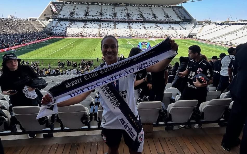 Thaís Ferreira comemora título do Brasileirão Feminino pelo Corinthians. (Foto: Corinthians/Divulgação)