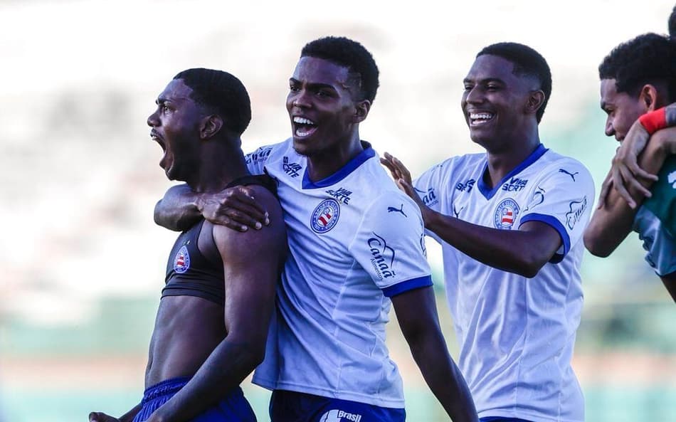 Roger comemora gol contra o Vitória (Foto: Rafael Rodrigues / EC Bahia)