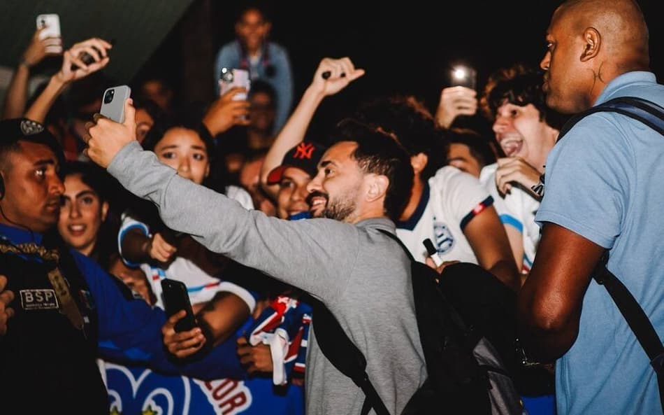 Jogadores do Bahia são recepcionados pela torcida em Aracaju (Foto: divulgação / EC Bahia)
