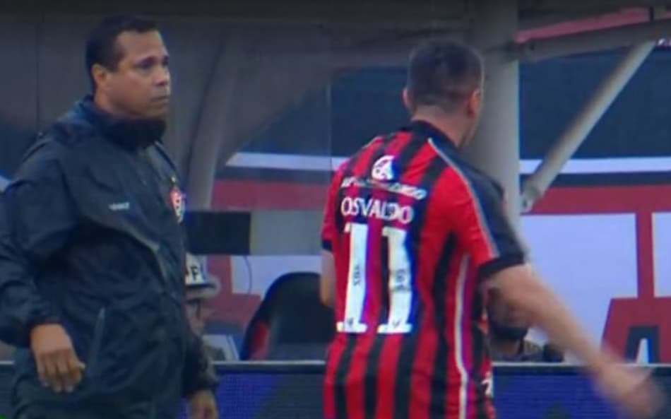 Osvaldo logo depois de ser substituído em Vitória x Fluminense (Foto: reprodução / Premiere)