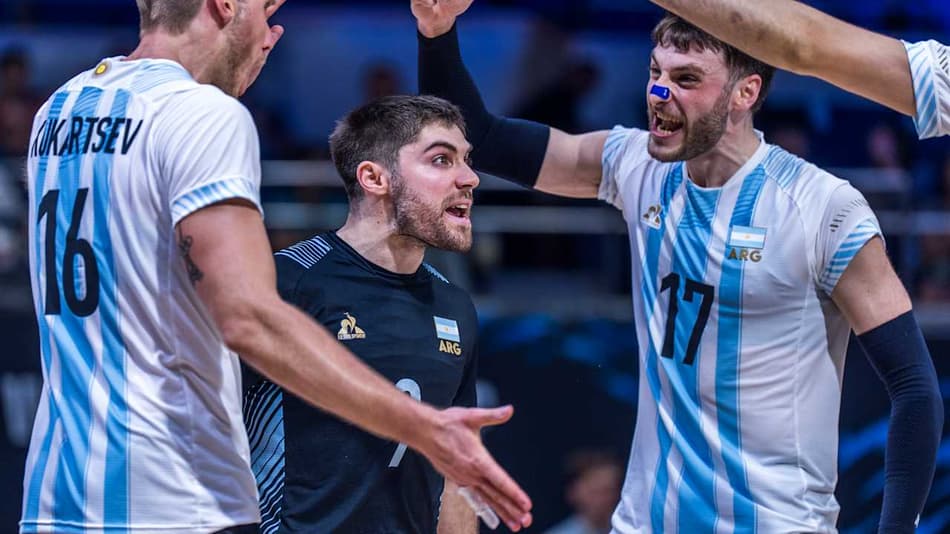 Seleção Argentina comemorando a vitória sobre a França (Foto: Volleyball World)