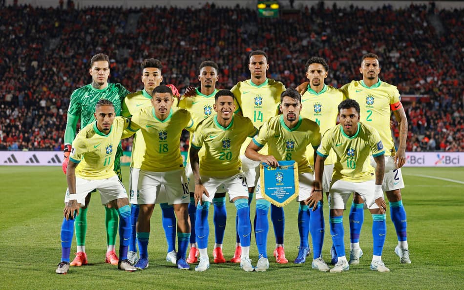 Seleção Brasileira posa para foto oficial antes do jogo contra o Chile, pelas Eliminatórias da Copa do Mundo
