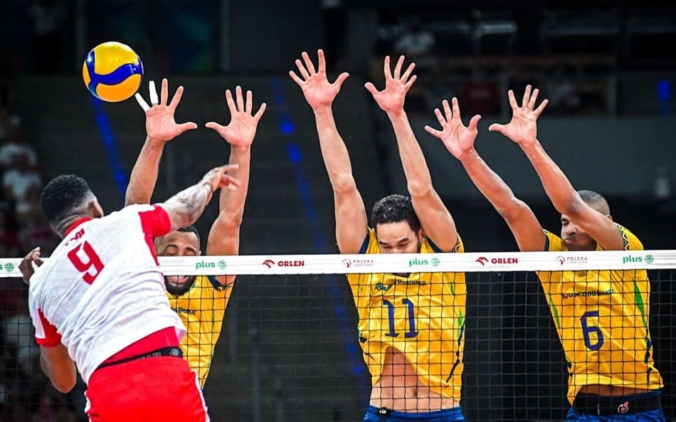 Seleção fazendo bloqueio triplo na tentativa de parar jogador polonês León (Foto: Federação Polonesa de Voleibol)