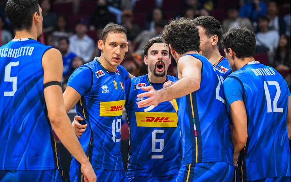 Seleção italiana comemorando vitória nas quartas de final do Mundial de Vôlei masculino (Foto: Volleyball World)
