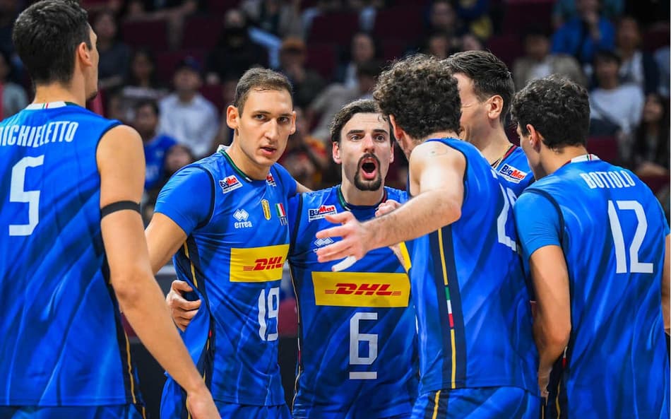 Seleção italiana comemorando vitória nas quartas de final do Mundial de Vôlei masculino (Foto: Volleyball World)