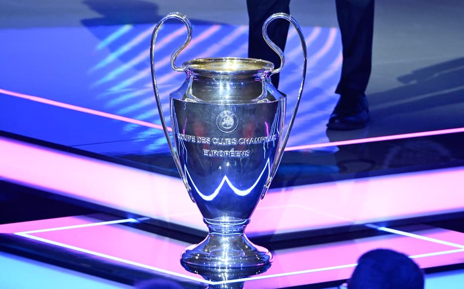 Taça da Champions League no sorteio dos confrontos pela Uefa