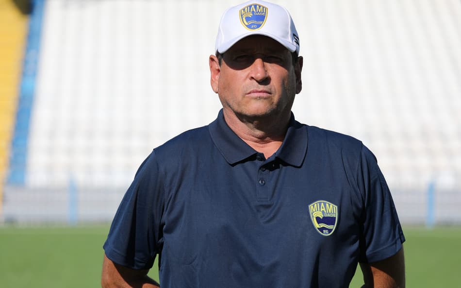 Técnico do Miami Dade, Gregory durante o jogo contra o Apollo Smyrnis