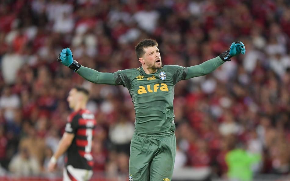 Tiago Volpi comemora gol de pênalti no empate do Grêmio com o Flamengo. (Foto: Thiago Ribeiro/AGIF)