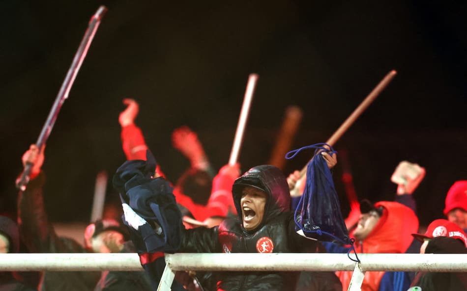 Torcedores do Independiente com barras de ferro para agredir fãs da Universidad de Chile em jogo da Sul-Americana
