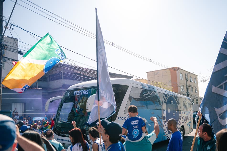 Torcida do Cruzeiro recebe o time na chegada ao Independência, antes da final do Brasileirão Feminino