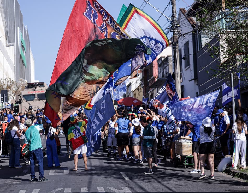 Torcida do Cruzeiro recebe o time na chegada ao Independência, antes da final do Brasileirão Feminino