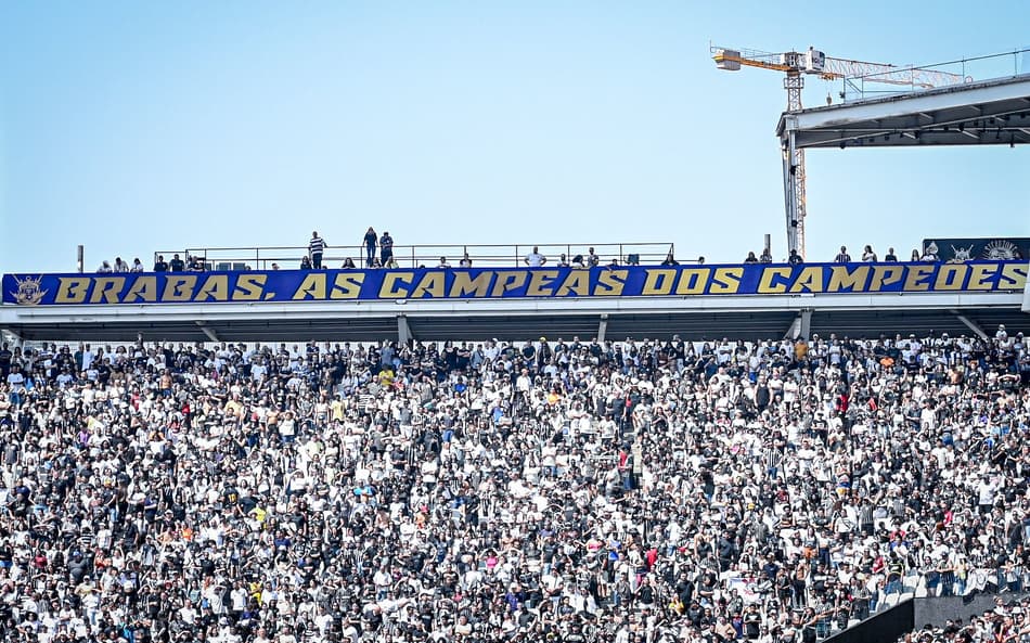 Torcida do Corinthians na NeoQuímica Arena na final do Brasileirão Feminino de 2024
