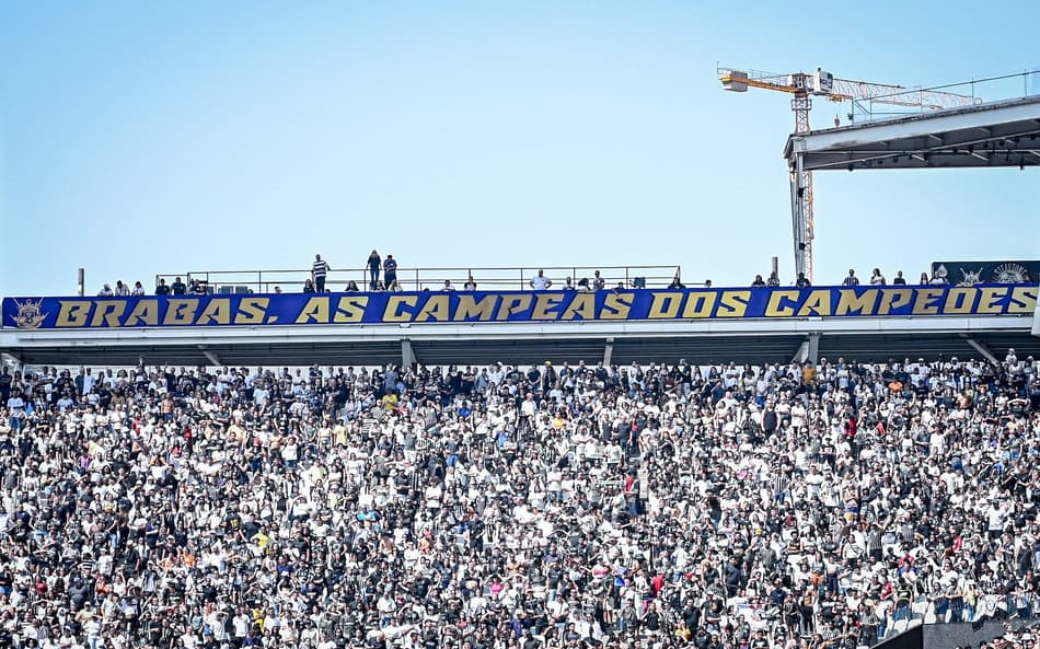 Torcida do Corinthians na NeoQuímica Arena na final do Brasileirão Feminino de 2024