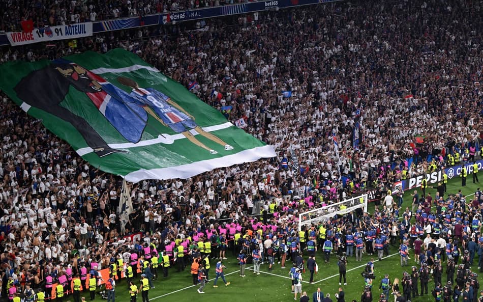 Torcida do PSG ergue bandeira em homenagem à Luis Enrique e filha na final da Champions League