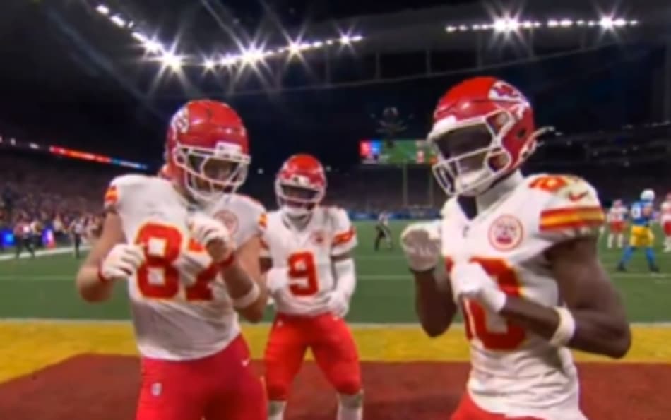 Travis Kelce faz jogadinha do Paquetá