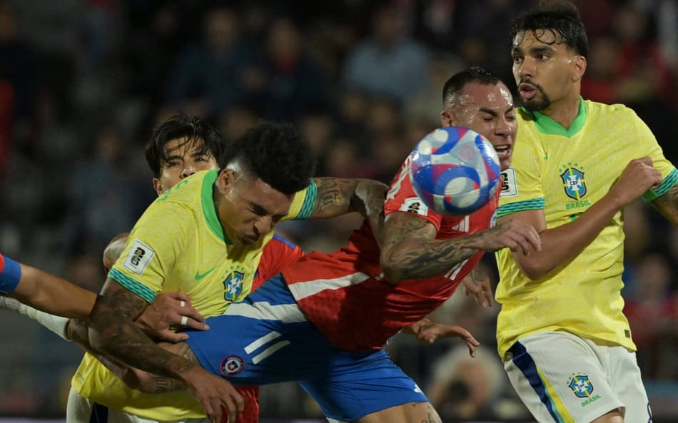 Vargas, Igor Jesus e Lucas Paquetá em Chile x Brasil. (foto: Rodrigo ARANGUA / AFP)