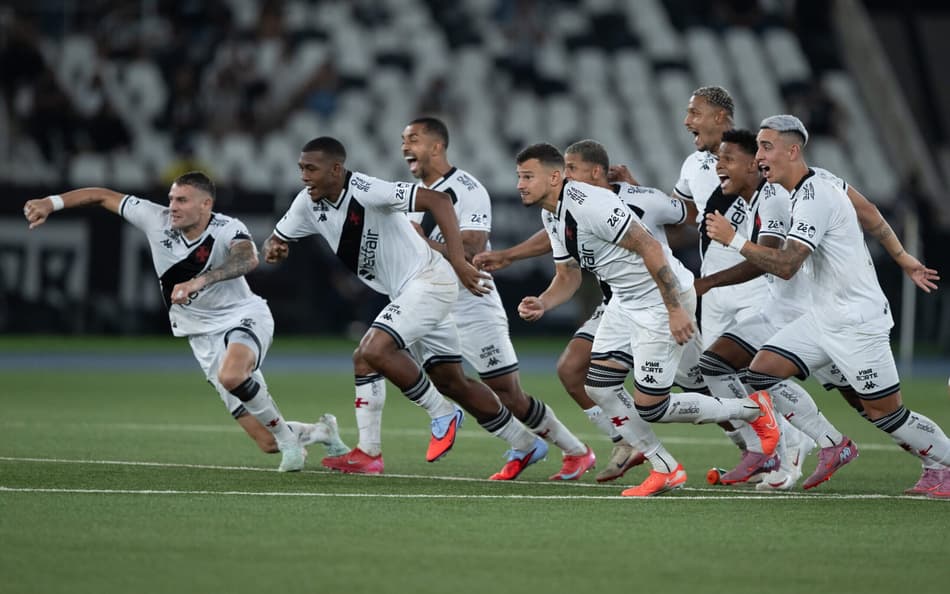 Jogadores do Vasco comemoram vitória por pênaltis contra o Botafogo pela Copa do Brasil