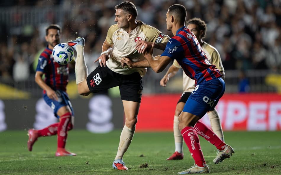 Vegetti em ação no jogo do Vasco contra o Bahia em São Januário pelo Brasileirão