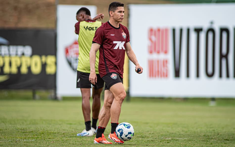 Osvaldo conduz a bola em treino do Vitória (Foto: Victor Ferreira / EC Vitória)
