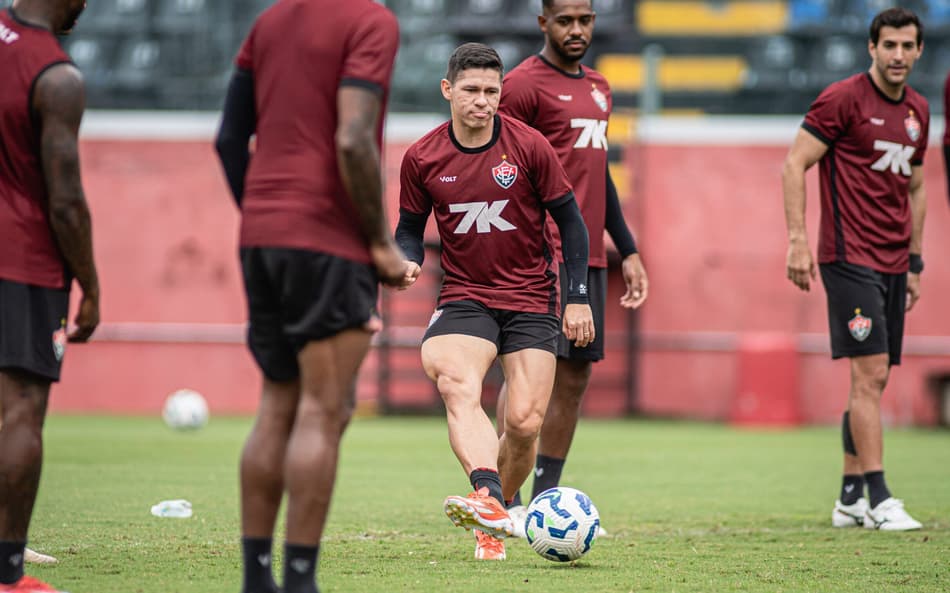 Osvaldo em treino do Vitória (Foto: Victor Ferreira / EC Vitória)