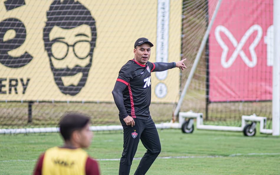 Jair Ventura comanda primeiro treino pelo Vitória (Foto: Victor Ferreira / EC Vitória)